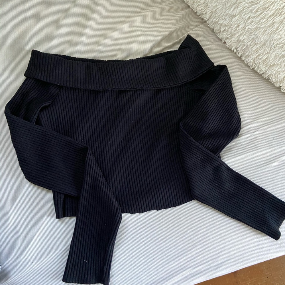 ABERCROMBIE OFF SHOULDER CROP KNIT TOP
